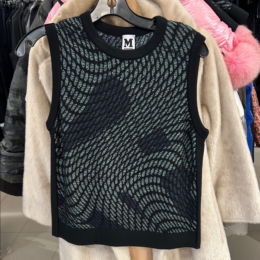 M MISSONI PERFECTION…
2-piece iridescent silver, black, & bright navy knit set